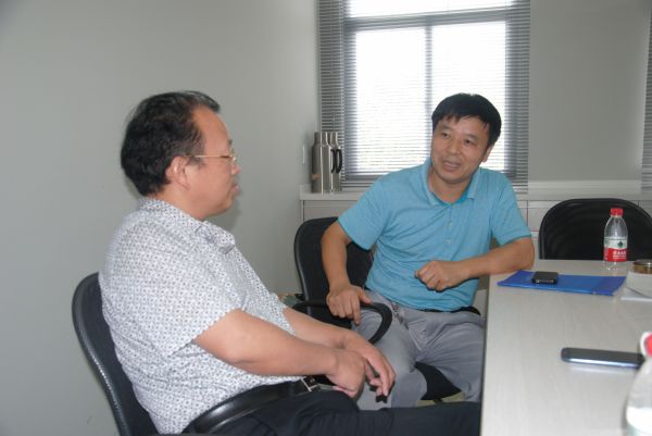 宁波恒业制冷配件有限公司总经理沈国平(右)与李义强先生交流